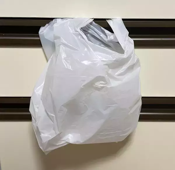 「フックは『逆さま』にして使うと便利！　ゴミ袋と組み合わせた活用法【2選】」の画像