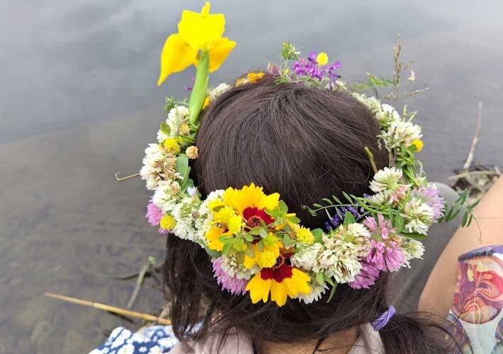 多摩川に出かけた父娘、辺りに咲いている花を使って？　「センスがよすぎる」「めっちゃ素敵」