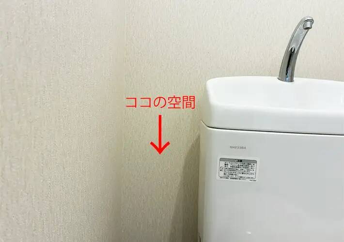 便器横の『デッドスペース』を有効活用！　5分でミニ棚を作る収納術に「座布団3枚！」