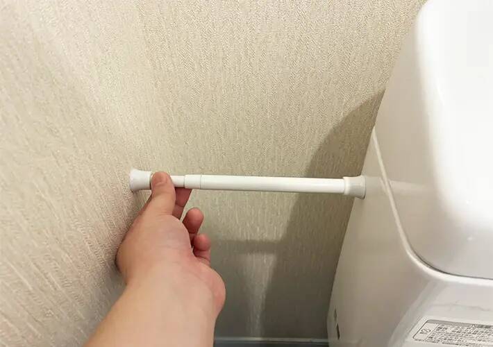 便器横の『デッドスペース』を有効活用！　5分でミニ棚を作る収納術に「座布団3枚！」