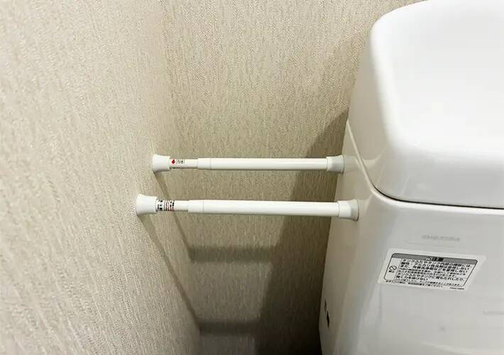 便器横の『デッドスペース』を有効活用！　5分でミニ棚を作る収納術に「座布団3枚！」