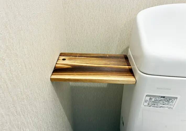 便器横の『デッドスペース』を有効活用！　5分でミニ棚を作る収納術に「座布団3枚！」
