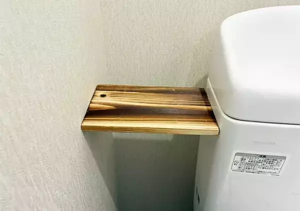 「便器横の『デッドスペース』を有効活用！　5分でミニ棚を作る収納術に「座布団3枚！」」の画像