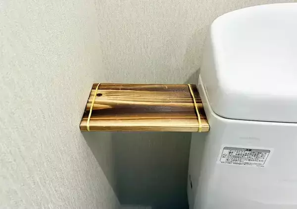 「便器横の『デッドスペース』を有効活用！　5分でミニ棚を作る収納術に「座布団3枚！」」の画像