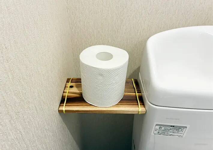 便器横の『デッドスペース』を有効活用！　5分でミニ棚を作る収納術に「座布団3枚！」
