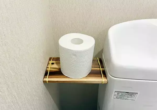 「便器横の『デッドスペース』を有効活用！　5分でミニ棚を作る収納術に「座布団3枚！」」の画像