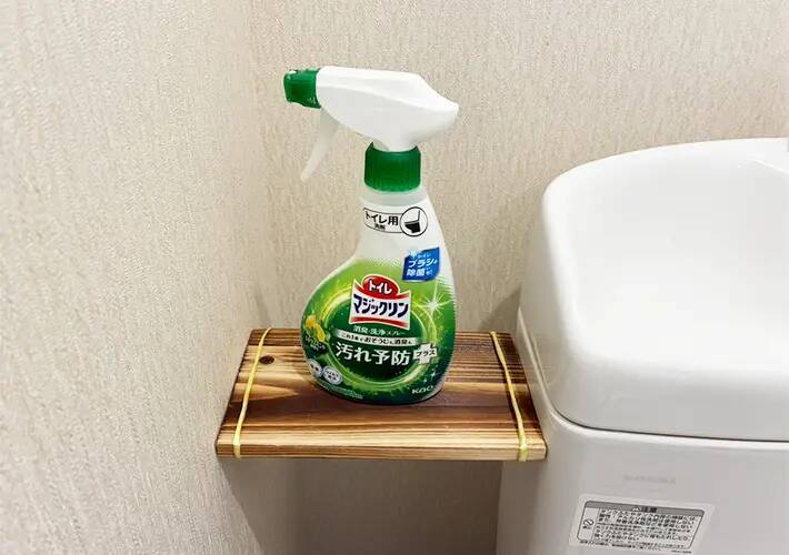 便器横の『デッドスペース』を有効活用！　5分でミニ棚を作る収納術に「座布団3枚！」