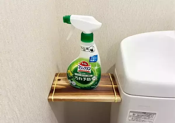 「便器横の『デッドスペース』を有効活用！　5分でミニ棚を作る収納術に「座布団3枚！」」の画像
