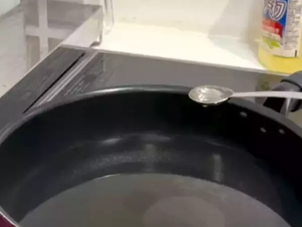 市販のそばをゆでる時に『油』を入れると？　仕上がりに「驚いた」「すぐ試す」