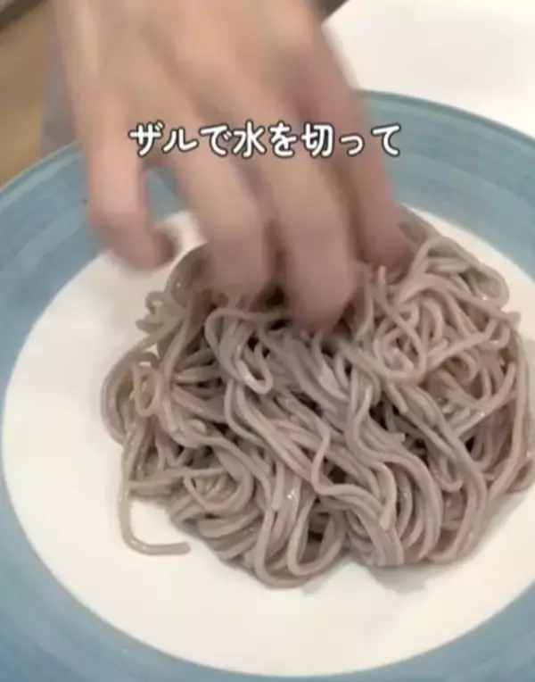 「市販のそばをゆでる時に『油』を入れると？　仕上がりに「驚いた」「すぐ試す」」の画像