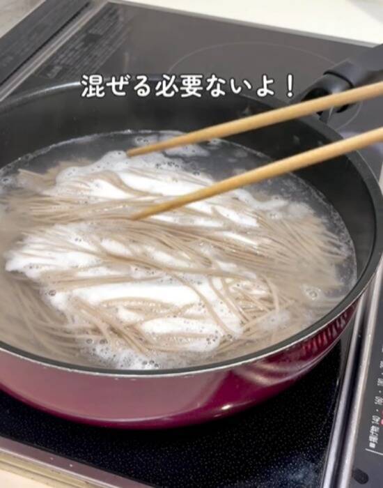 市販のそばをゆでる時に『油』を入れると？　仕上がりに「驚いた」「すぐ試す」