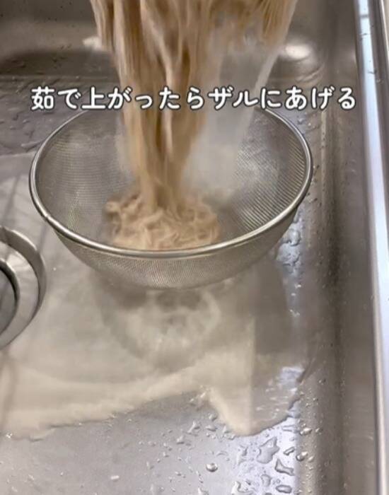 市販のそばをゆでる時に『油』を入れると？　仕上がりに「驚いた」「すぐ試す」