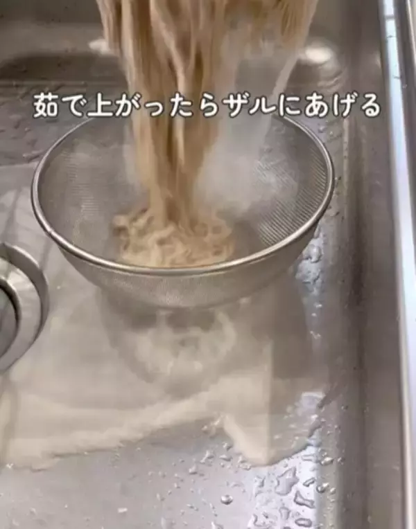 「市販のそばをゆでる時に『油』を入れると？　仕上がりに「驚いた」「すぐ試す」」の画像