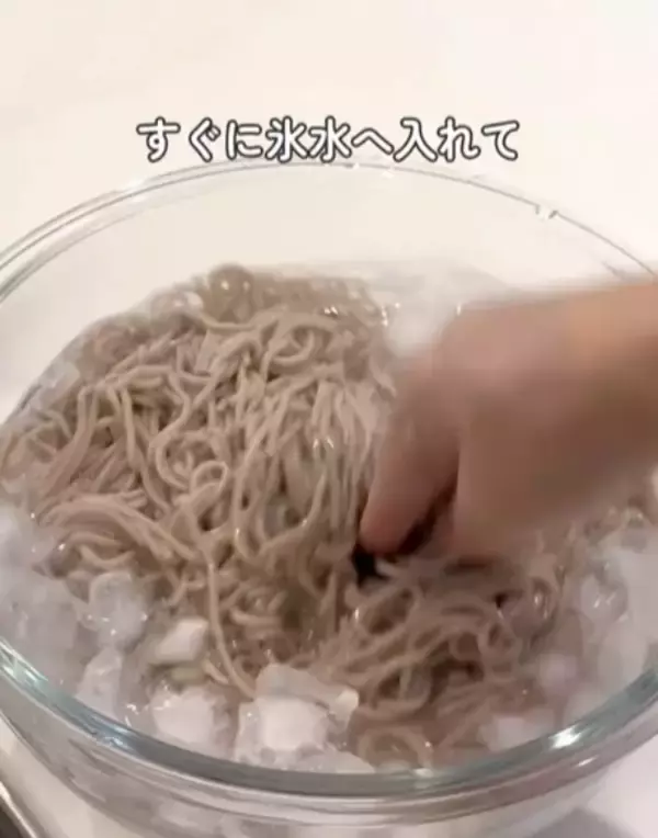 「市販のそばをゆでる時に『油』を入れると？　仕上がりに「驚いた」「すぐ試す」」の画像