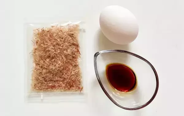 「卵1個で完成！　子供がハマる『おかかの目玉焼き丼』の作り方」の画像