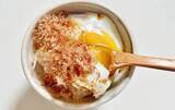 「卵1個で完成！　子供がハマる『おかかの目玉焼き丼』の作り方」の画像7