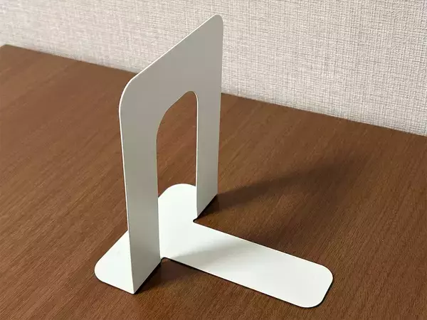 100均で買ったブックエンド　並べて使うと…？意外な収納法に目からウロコ