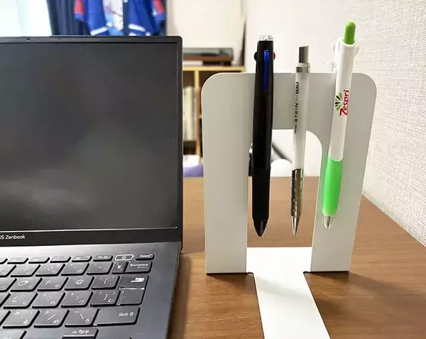 「100均で買ったブックエンド　並べて使うと…？意外な収納法に目からウロコ」の画像