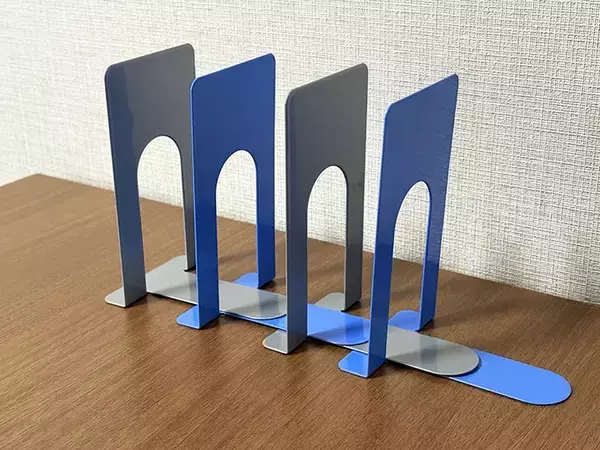 「100均で買ったブックエンド　並べて使うと…？意外な収納法に目からウロコ」の画像