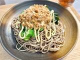 「納豆とオクラのそば　仕上げに『適量』かけたのは？「クリーミーでおいしい！」」の画像1