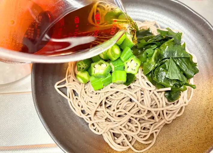 納豆とオクラのそば　仕上げに『適量』かけたのは？「クリーミーでおいしい！」