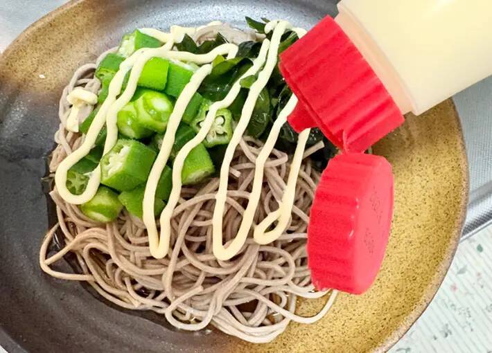 納豆とオクラのそば　仕上げに『適量』かけたのは？「クリーミーでおいしい！」