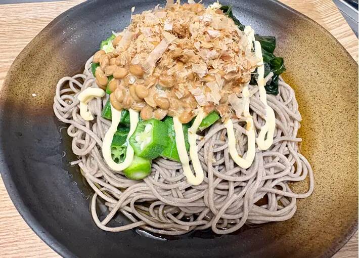 納豆とオクラのそば　仕上げに『適量』かけたのは？「クリーミーでおいしい！」