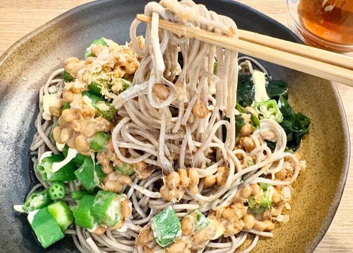 納豆とオクラのそば　仕上げに『適量』かけたのは？「クリーミーでおいしい！」