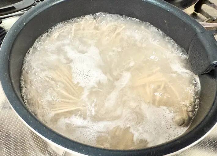 納豆とオクラのそば　仕上げに『適量』かけたのは？「クリーミーでおいしい！」