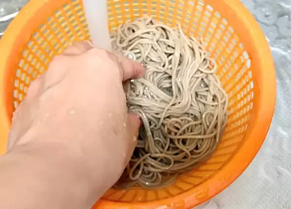 「納豆とオクラのそば　仕上げに『適量』かけたのは？「クリーミーでおいしい！」」の画像