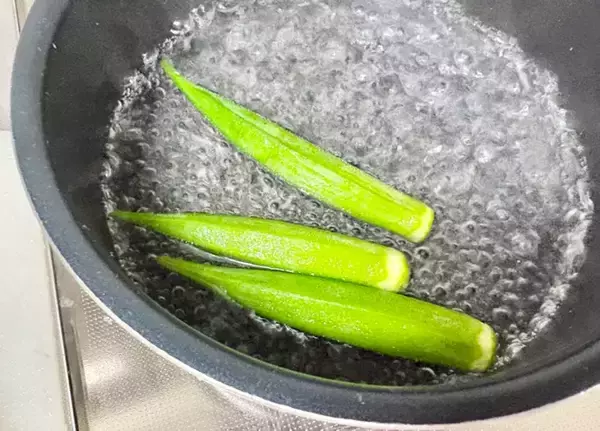 「納豆とオクラのそば　仕上げに『適量』かけたのは？「クリーミーでおいしい！」」の画像
