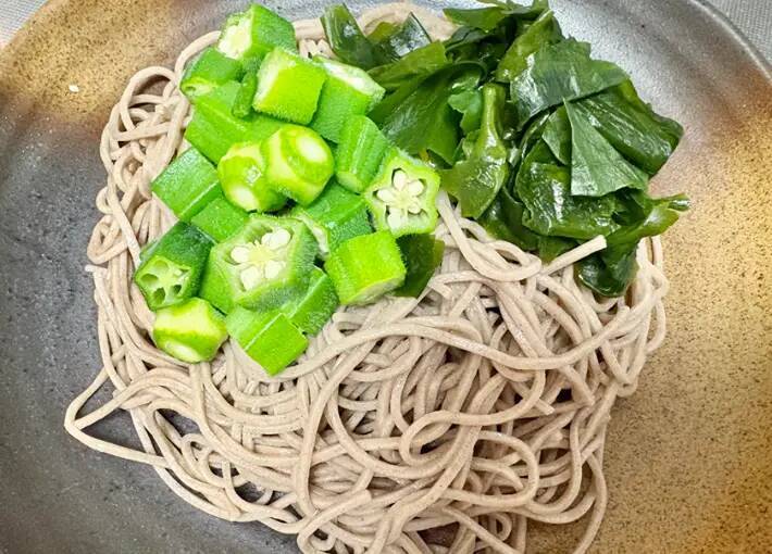 納豆とオクラのそば　仕上げに『適量』かけたのは？「クリーミーでおいしい！」