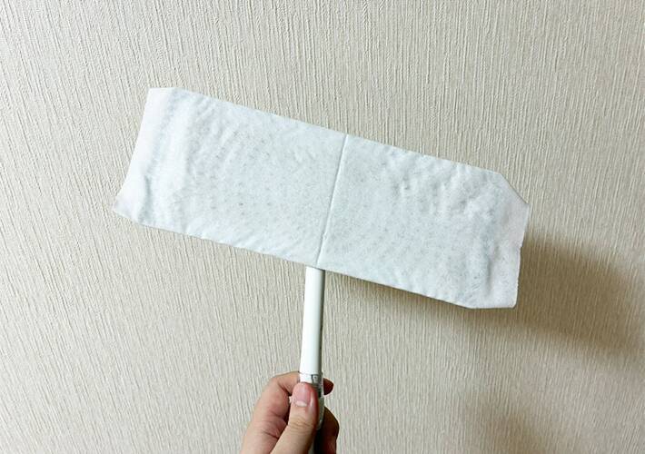『フロアワイパー』の意外な使い方が？　効率よく掃除ができる便利技に「時短になった」