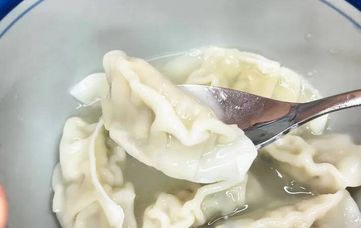 冷凍餃子、そのまま焼かずに…　6分レンチンして？　レシピに「夜食にぴったりでうまい」