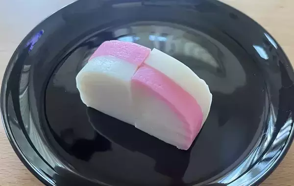 「おせちの紅白カマボコが一気に華やぐ！　実は簡単だった『基本の飾り切り』4種」の画像