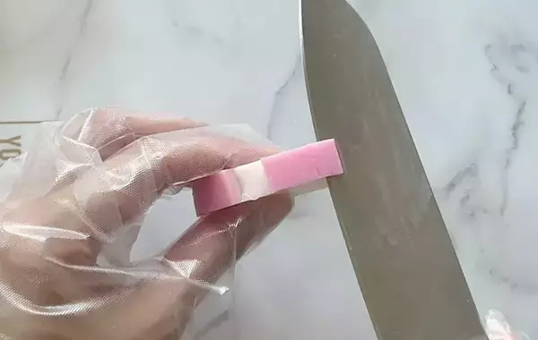 「おせちの紅白カマボコが一気に華やぐ！　実は簡単だった『基本の飾り切り』4種」の画像