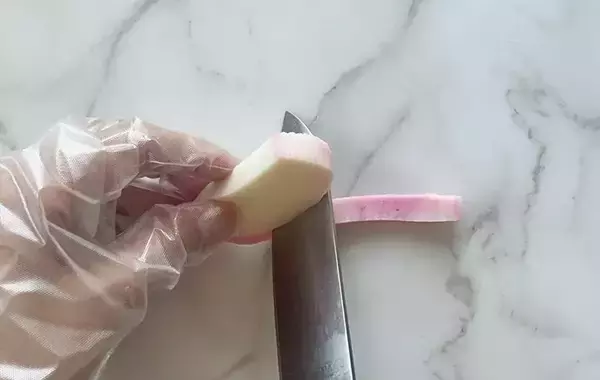 「おせちの紅白カマボコが一気に華やぐ！　実は簡単だった『基本の飾り切り』4種」の画像