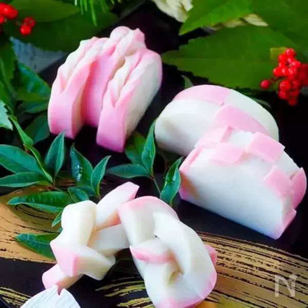 「おせちの紅白カマボコが一気に華やぐ！　実は簡単だった『基本の飾り切り』4種」の画像