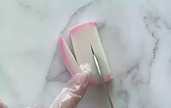 「おせちの紅白カマボコが一気に華やぐ！　実は簡単だった『基本の飾り切り』4種」の画像