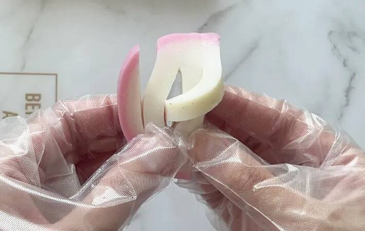 おせちの紅白カマボコが一気に華やぐ！　実は簡単だった『基本の飾り切り』4種