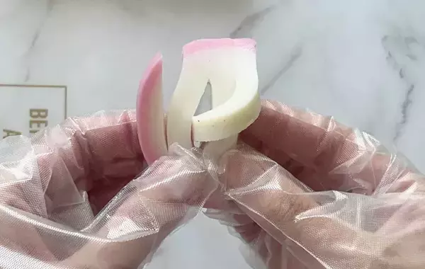 「おせちの紅白カマボコが一気に華やぐ！　実は簡単だった『基本の飾り切り』4種」の画像