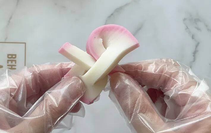 おせちの紅白カマボコが一気に華やぐ！　実は簡単だった『基本の飾り切り』4種