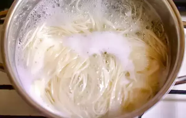 「卵と夏野菜たっぷりそうめん　めんつゆをかけるのではなく…【管理栄養士の簡単レシピ】」の画像