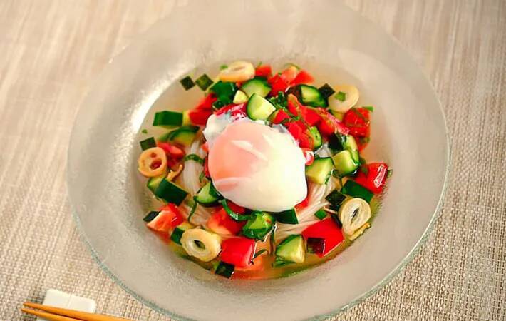 卵と夏野菜たっぷりそうめん　めんつゆをかけるのではなく…【管理栄養士の簡単レシピ】
