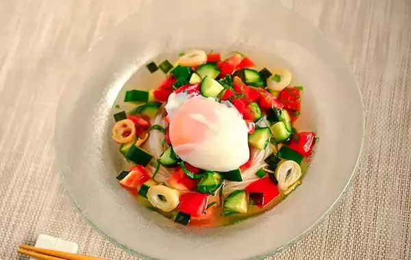 「卵と夏野菜たっぷりそうめん　めんつゆをかけるのではなく…【管理栄養士の簡単レシピ】」の画像