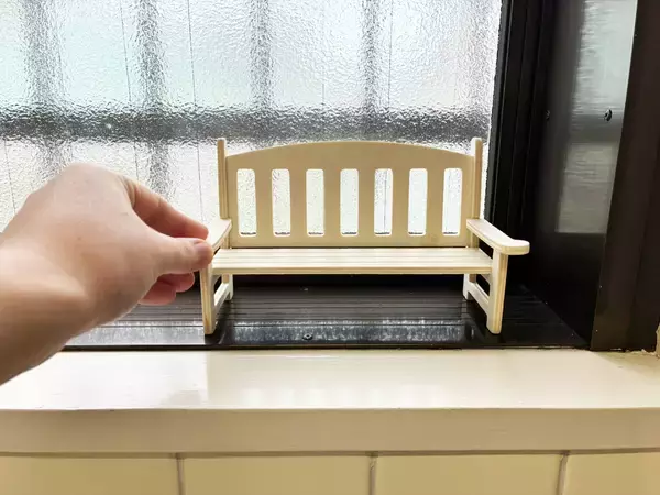 インテリアだけで終わらせない！　ダイソーの『小さな椅子』の思わぬ活用法に「意外と実用的」