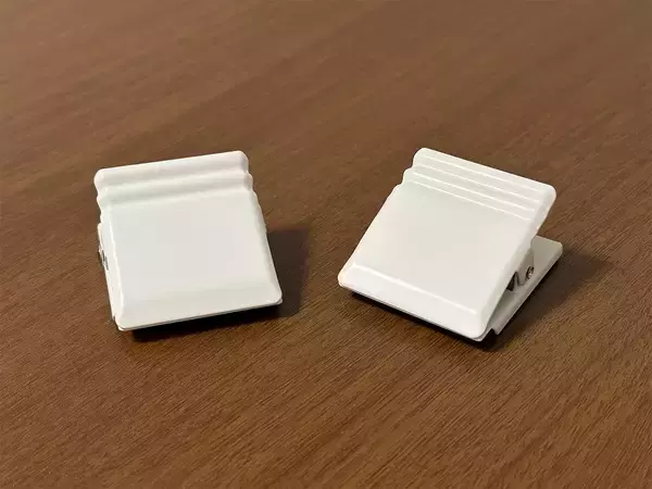 玄関にマグネットクリップを付けるだけ！　収納が増える裏ワザ