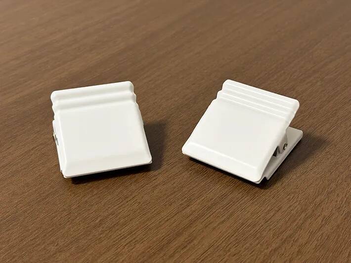 玄関にマグネットクリップを付けるだけ！　収納が増える裏ワザ