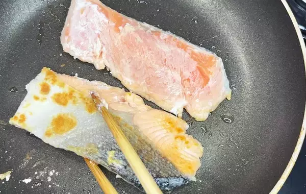 「塩焼きをやめて、焼肉のタレをかけて！　ミツカンが教える鮭レシピに「いつもよりコクがある！」」の画像