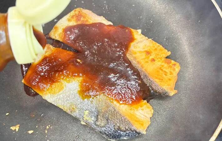 塩焼きをやめて、焼肉のタレをかけて！　ミツカンが教える鮭レシピに「いつもよりコクがある！」